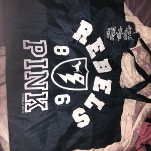 🛑RESERVED🛑 🖤FREE WITH $45 PURCHASE-VS PINK 🖤